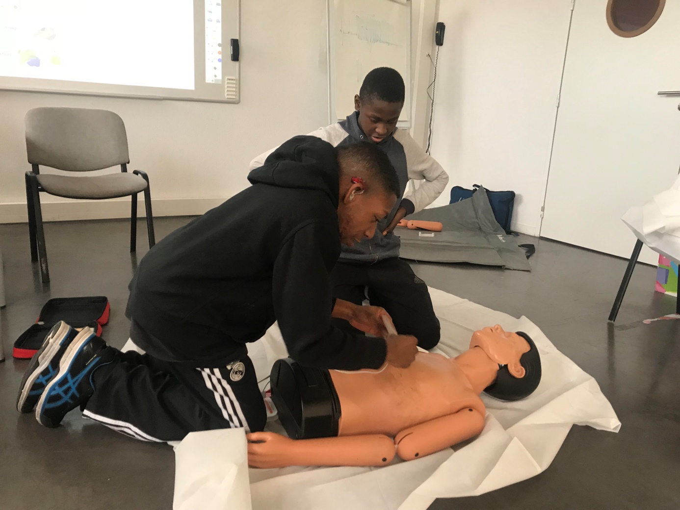 1 jeune en service civique en plein exercice de formation PSC1