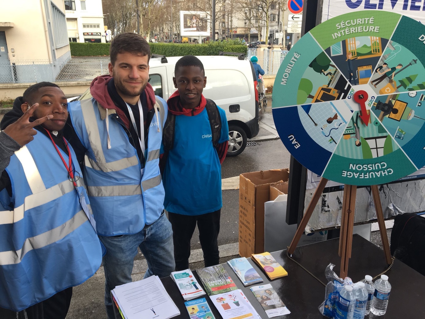 3 jeunes en service civique sur leur stand de sensibilisation
