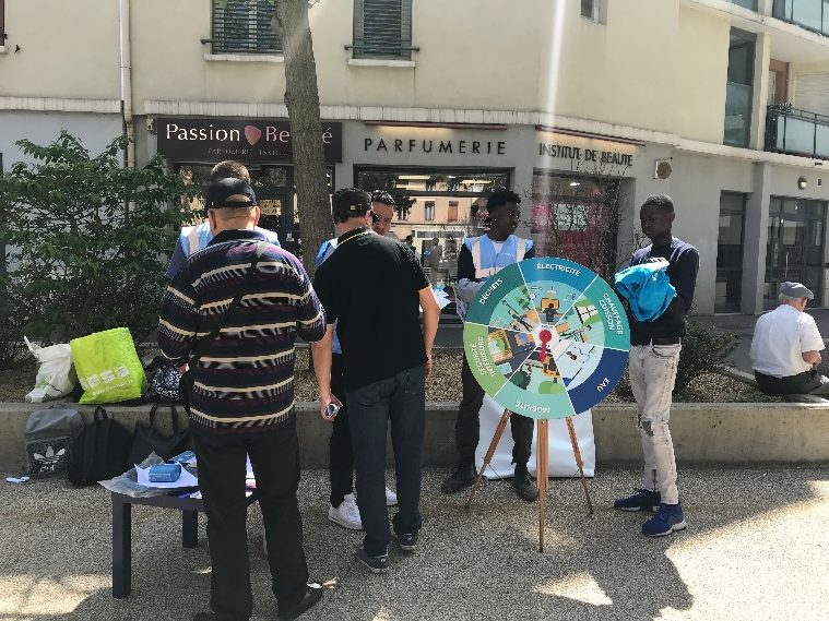 Les jeunes civigaiers en pleine animation collective sur le square Martinge