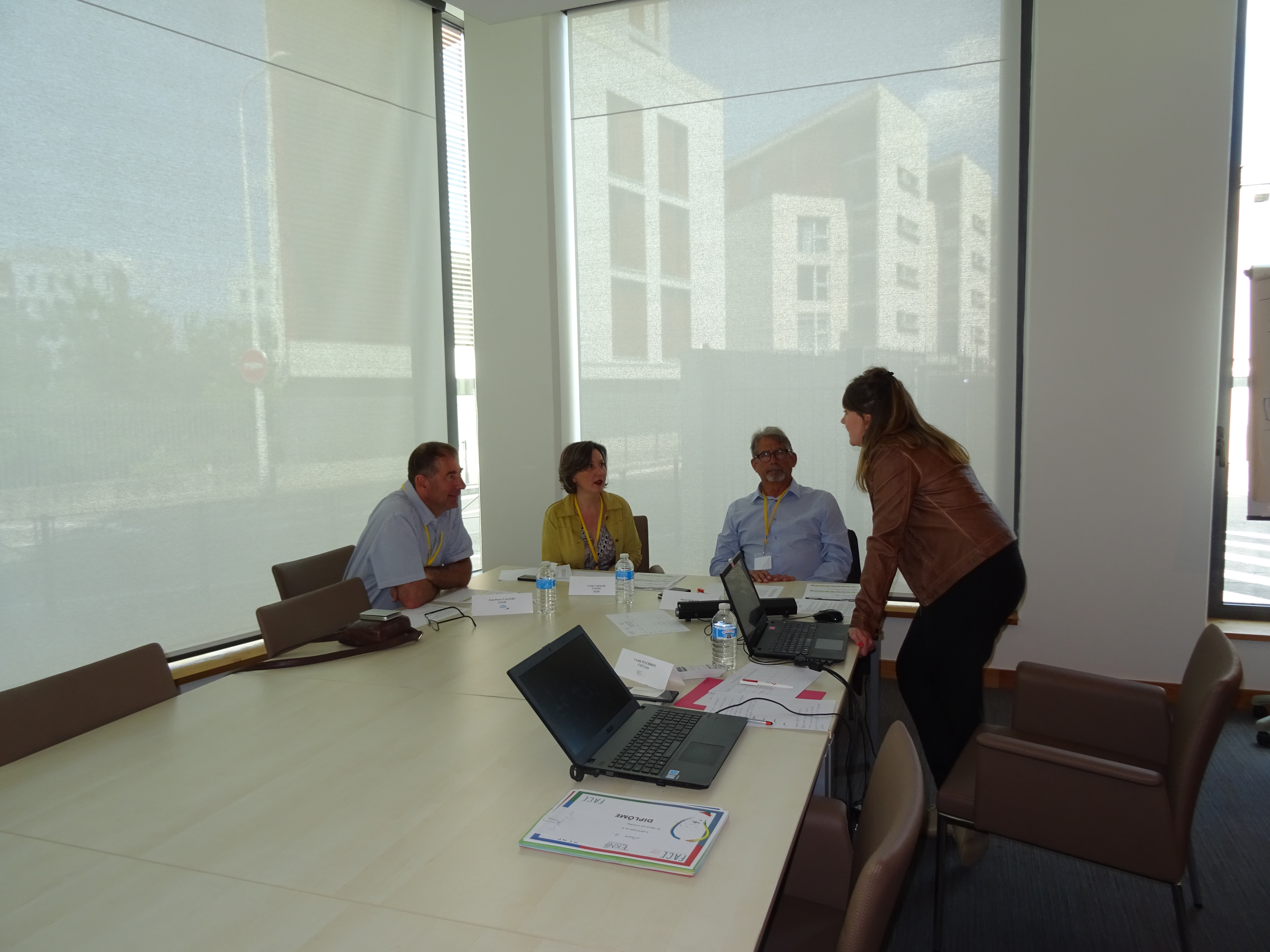 Les jurys en plein brief par les équipes de face loire et face grand lyon