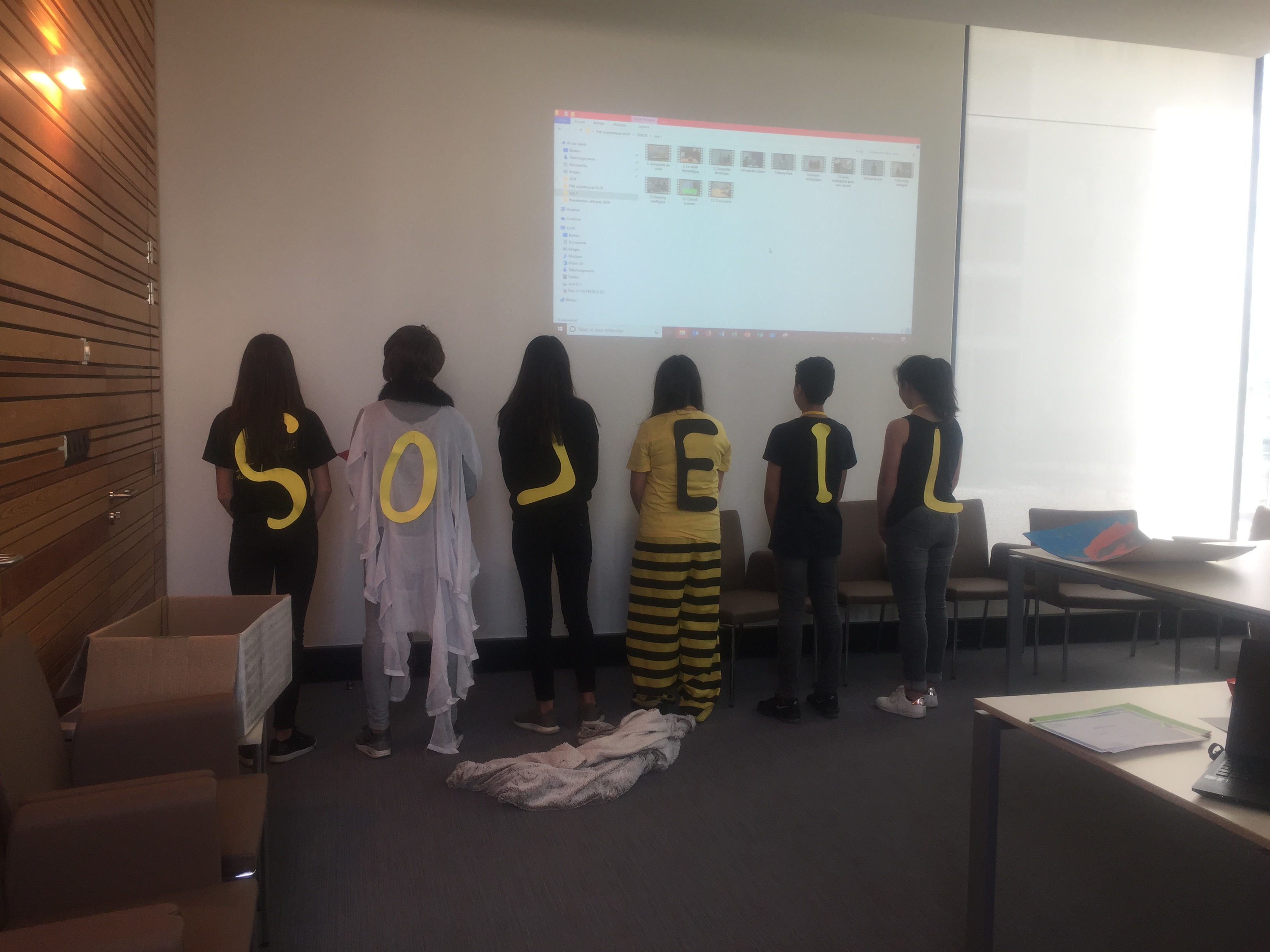 Un groupe de jeunes effectuant la présentation orale de leur projet