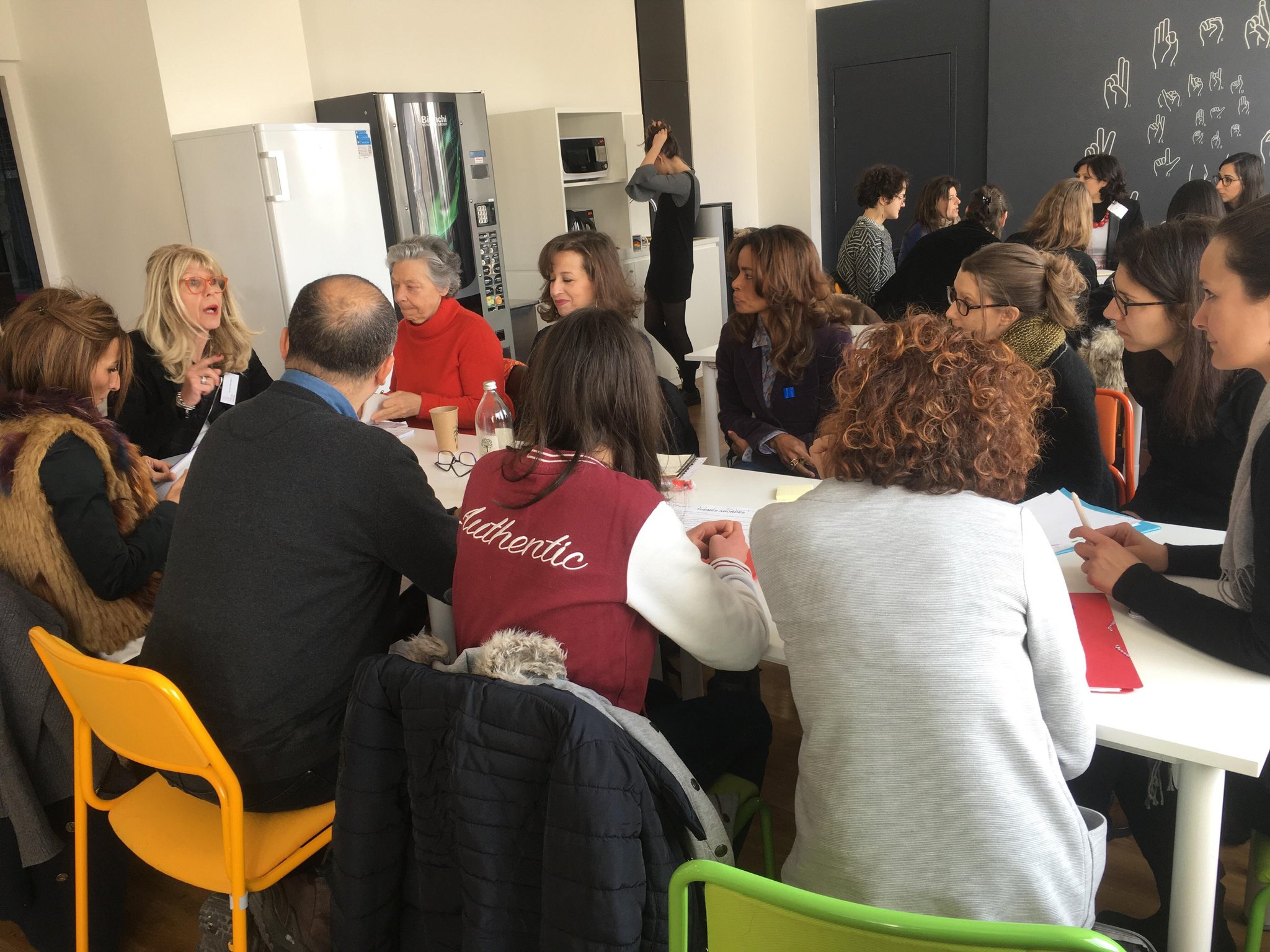 les participantes entrain en groupe entrain de réaliser des ateliers