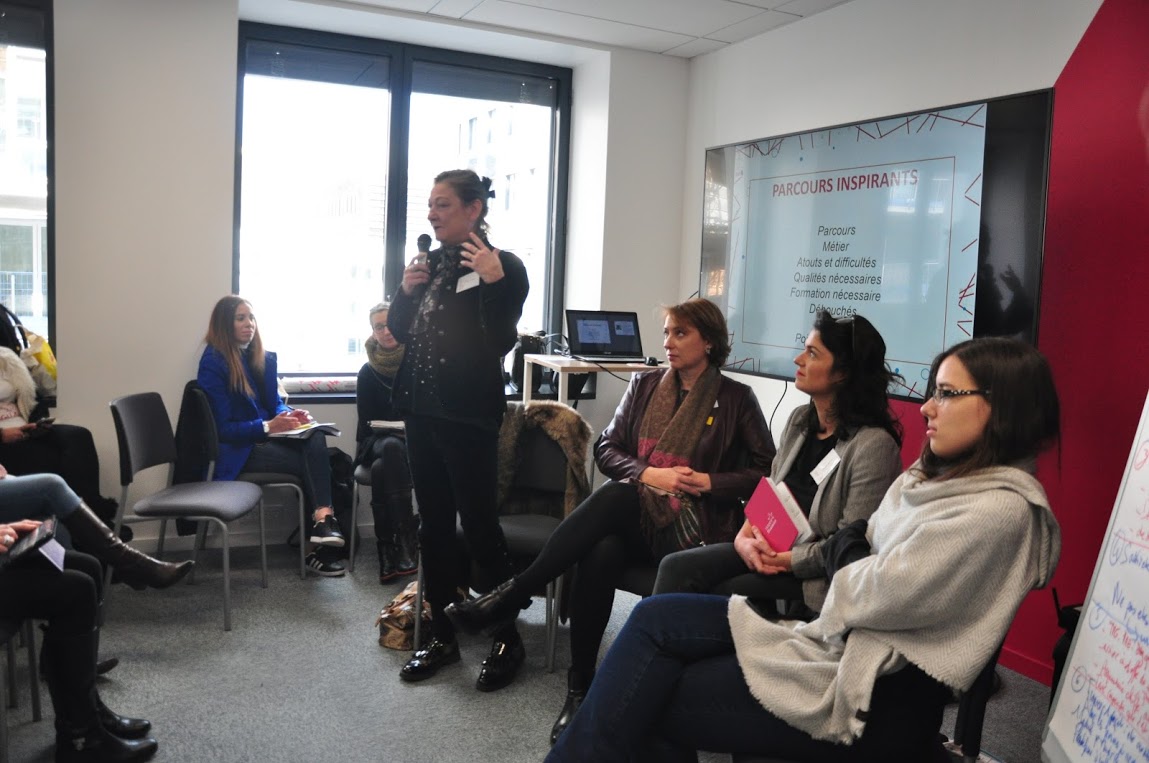 femmes entrain de témoigner sur leurs expériences et parcours