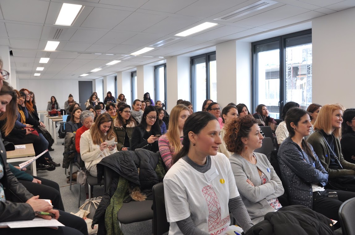 les participantes à l'écoute